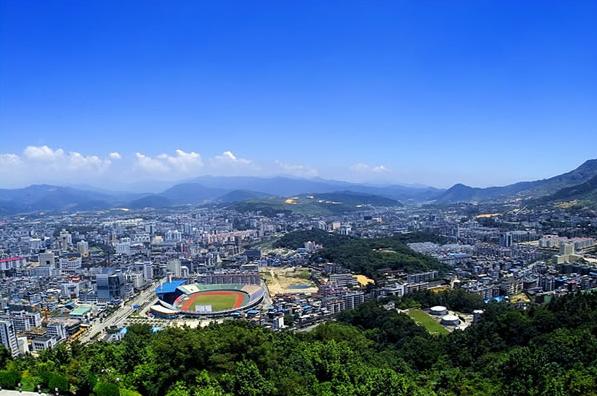 龍巖經(jīng)濟(jì)技術(shù)開(kāi)發(fā)區(qū)：打好產(chǎn)業(yè)轉(zhuǎn)型升級(jí)“創(chuàng)新牌”